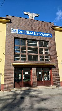 vchod, hore okrídlené kolo