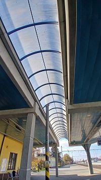 svetlík medzi strechami