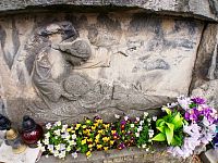 reliéf anjela a padlého vojaka