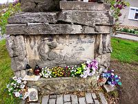 podstavec s reliéfmi