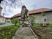 pomník na návsi u kostola
