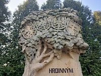 erby v hornej časti pamätníka