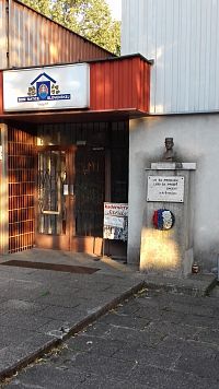 pamätník u vchodu do budovy