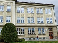 priečelie školy , jeho okrajová časť