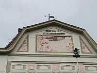 reliéf v štíte budovy