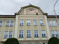 škola - stredná časť priečelia