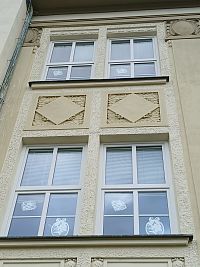 výzdoba medzi oknami