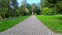 vydláždený chodník parkom