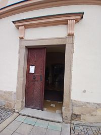 hlavný vchod pod vežou