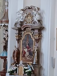 pravý bočný oltár Panny Márie Bolestnej