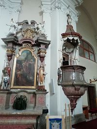 bočný oltár a kazateľnica