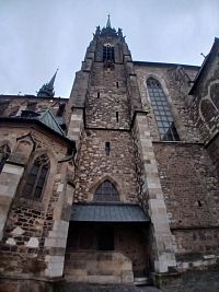 jedna z dvoch 81 metrov vysokých veží