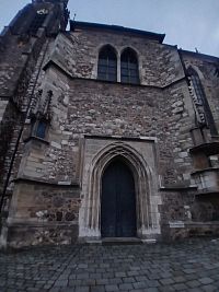 jeden z vchodov do katedrály