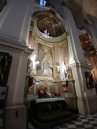 jeden z bočných oltárov