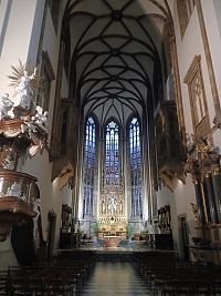 pohľad na hlavný oltár