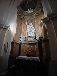 jeden z bočných oltárov