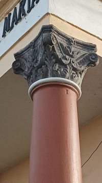 korinský stĺp s hlavicou