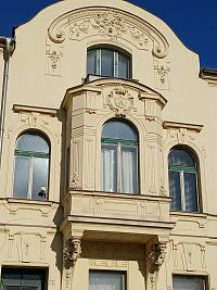 arkier a polkruhový štít priečelia