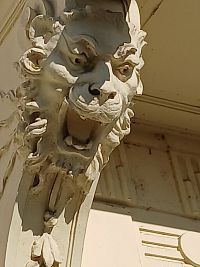 lev na konzole balkónu