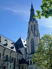 102 metrov vysoká veža, najvyššia kostolná veža na Morave postravená pri prestavbe 1883 - 1892