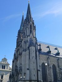 dve 68 metrov vysoké veže hlavného priečelia, postavené pri prestavbe 1883 - 1892