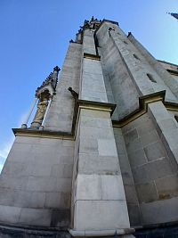 pohľad zdola na jednu z veží