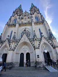 priečelie katedrály s dvoma vežami