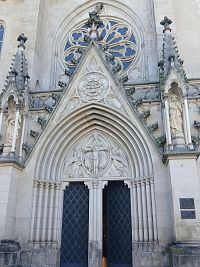 hlavný vchod do katedrály