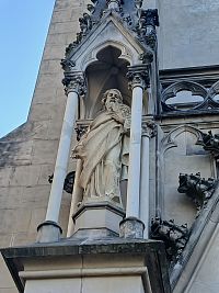 ďalšia socha na priečelí