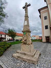 Drahotuše - Památky před kostelem sv. Vavřince