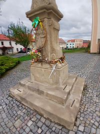 podstavec s reliéfom