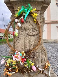 reliéf s veľkonočnou výzdobou