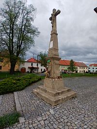 kríž pred kostolom