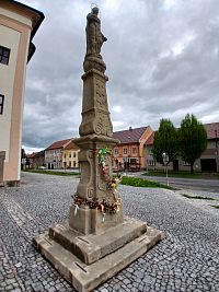 stĺp so sochou Panny Márie