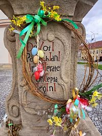 latinský nápis skrášlený veľkonočnou výzdobou