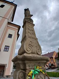 kamenný stĺp so sochou