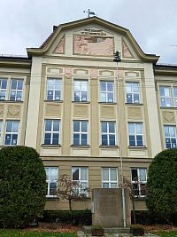 pomník padlým zo svetových vojen pred školou