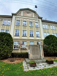 pomník pred školou