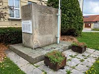 Drahotuše - Památník obětem světových válek u školy