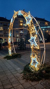 brána a malý vyzdobený stromček