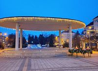 pódium a pri ňom adventný veniec