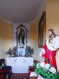 oltár a socha Ježiša Krista