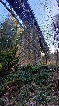 jeden z oporných pilierov