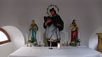 tri sochy v kaplnke