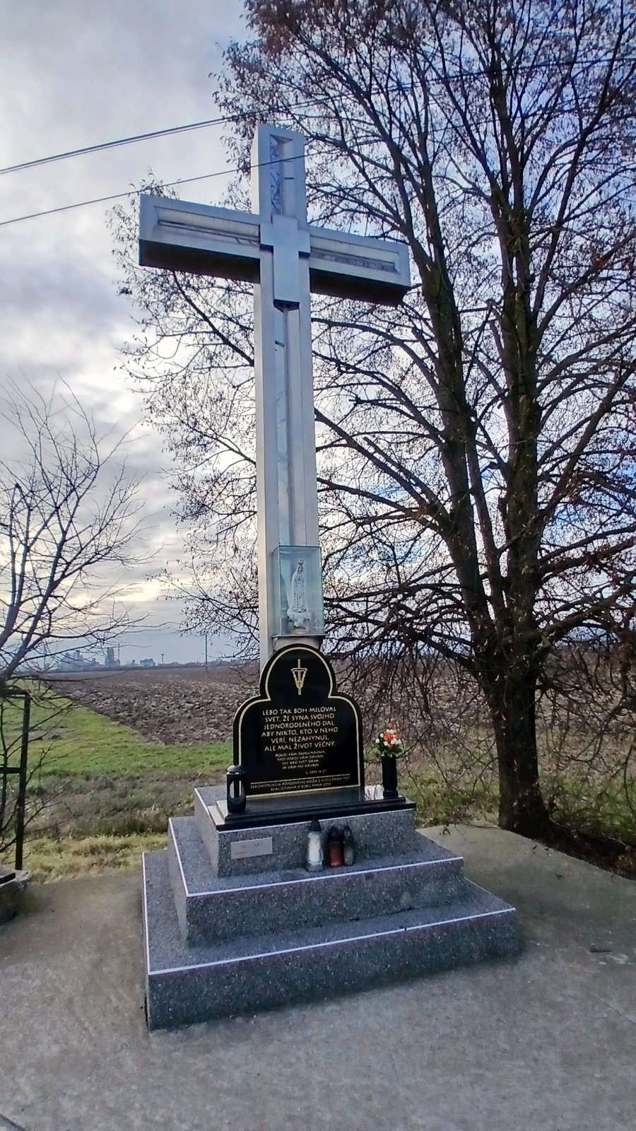 Beluša - Obnovený prícestný kríž z roku 1950