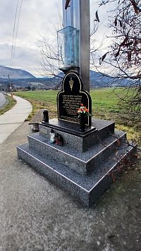 časť kríža, v pozadí lom