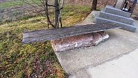 lavička, spodnú časť tvorí kameň z blízkeho kameňolomu