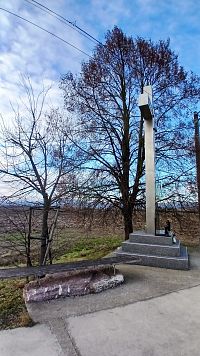 krís s lavičkou a stromami