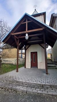 prístrešok u vchodu do zvonice