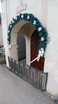 priečelie od hlavnej cesty